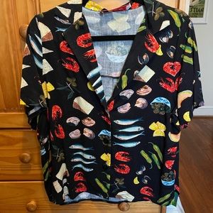 Lisa says gah tapas shirt size M